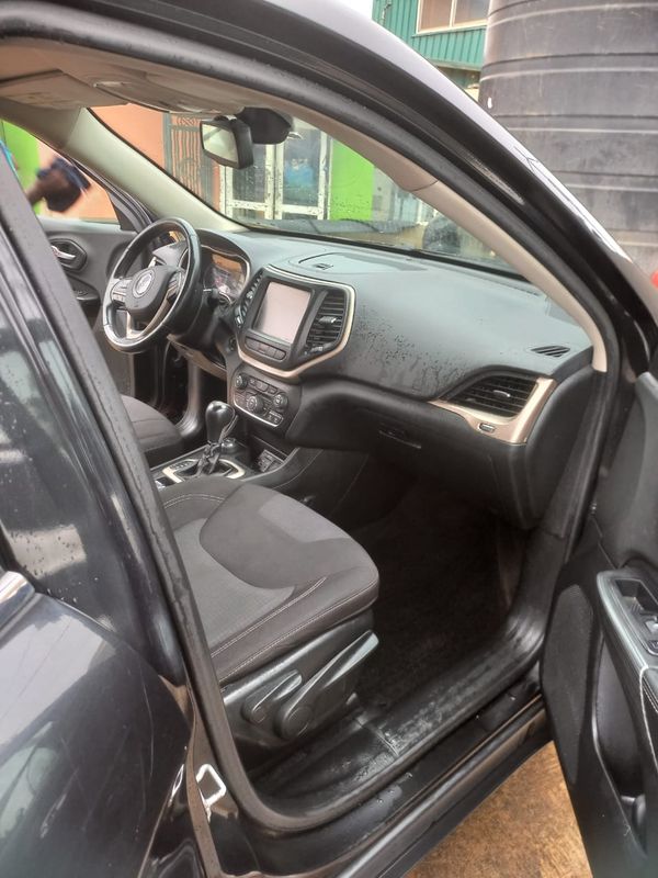 Thumbnail 3 of 2015 JEEP Cherokee
